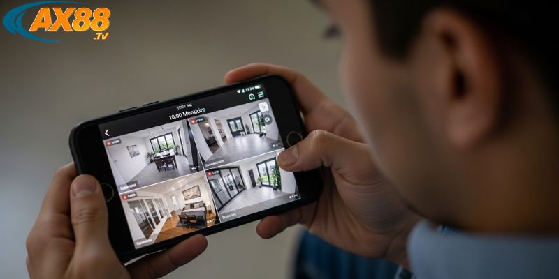 Người dùng theo dõi camera an ninh qua ứng dụng di động
